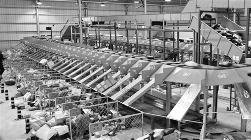 11月11日,在乐陵市快递物流共配中心,工作人员在智能分拣线上忙碌(无人机照片)。新华社发